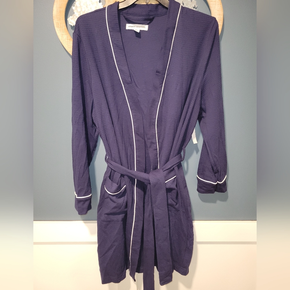 Amazon Essentials Women's Lightweight Waffle Mid-Length Robe. - Picture 3 of 4